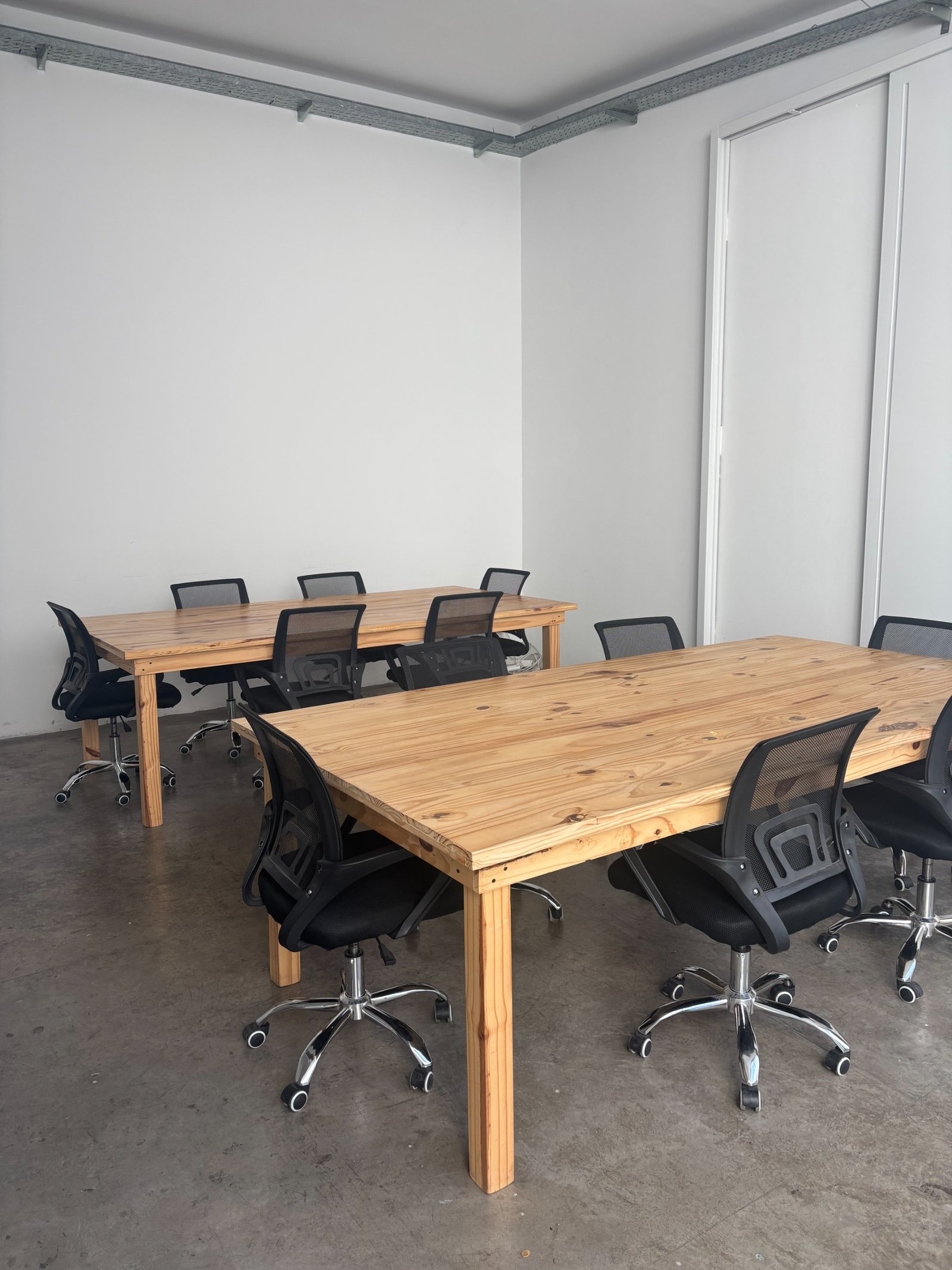 La Pecera con mesas de trabajo y sillas